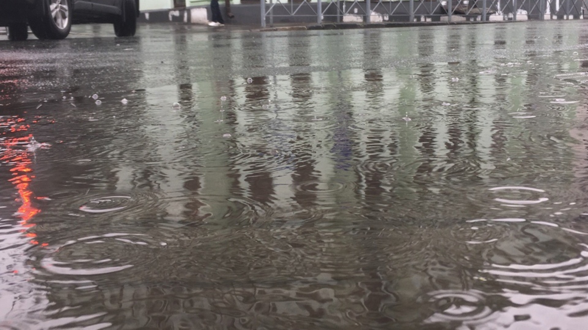 Из-за сильного дождя в центре Владивостока образовалась настоящая река — видео