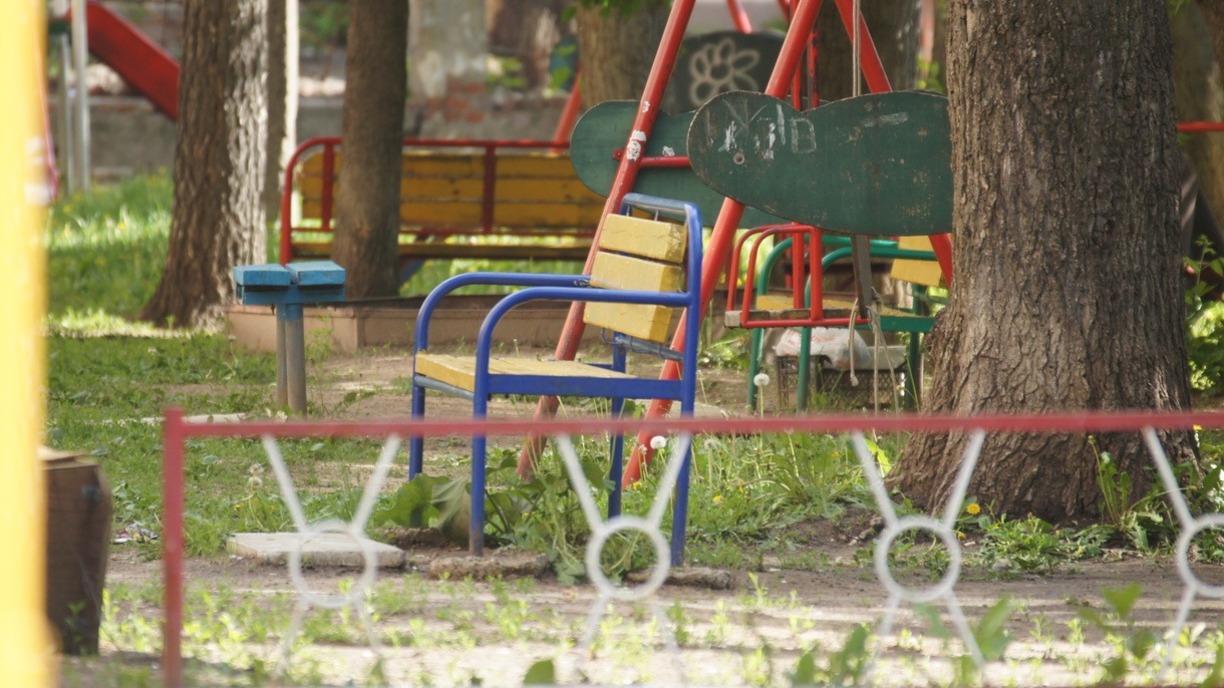 «Снесите этот стол»: откровенная сцена на детской площадке возмутила жителей Приморья