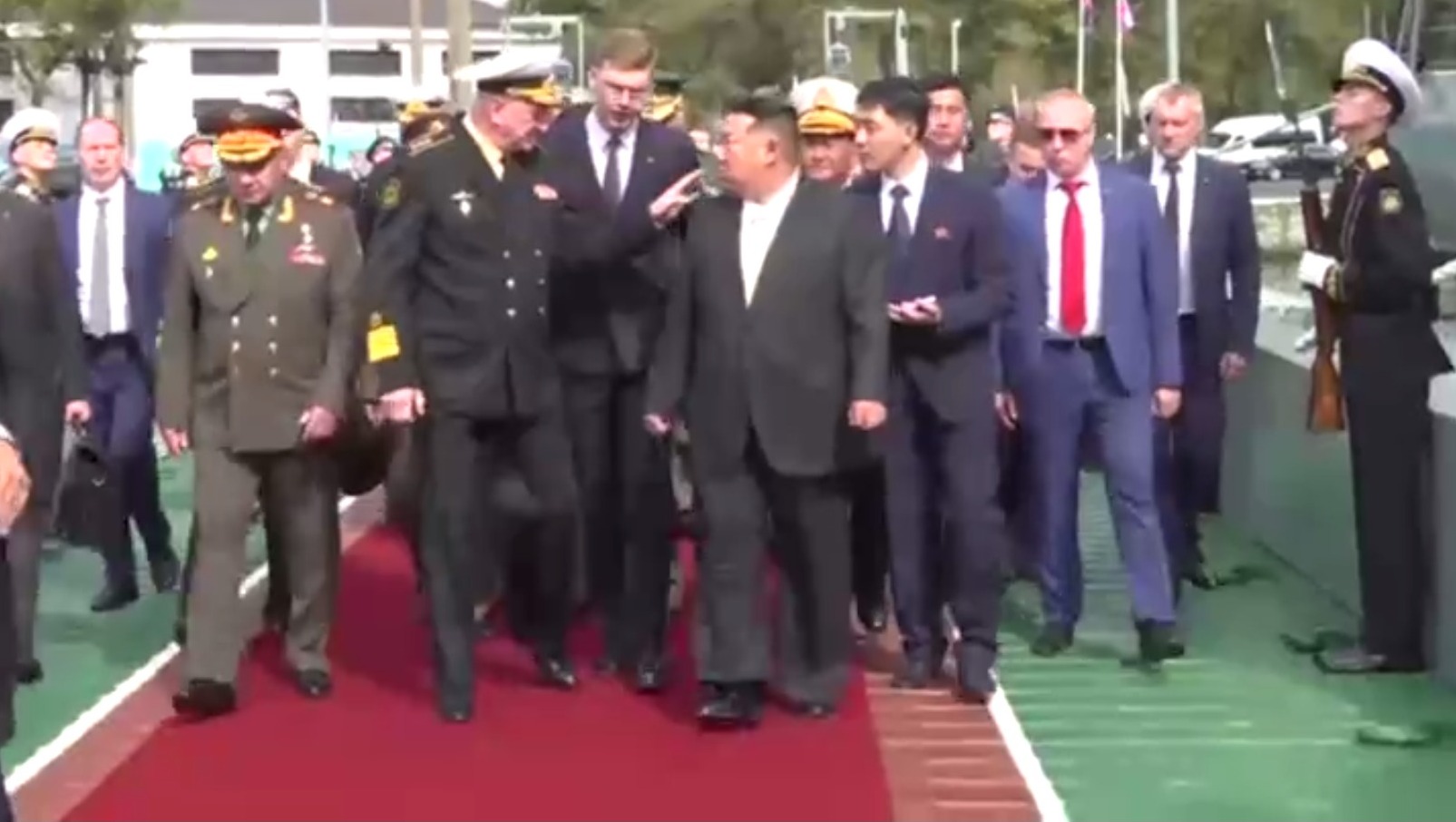 Сергей Шойгу и Ким Чен Ын прибыли на фрегат ТОФ во Владивостоке