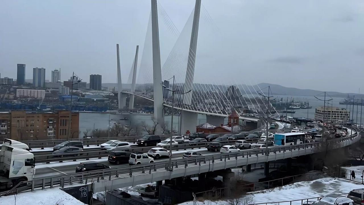 Семь автомобилей столкнулись на Золотом мосту во Владивостоке