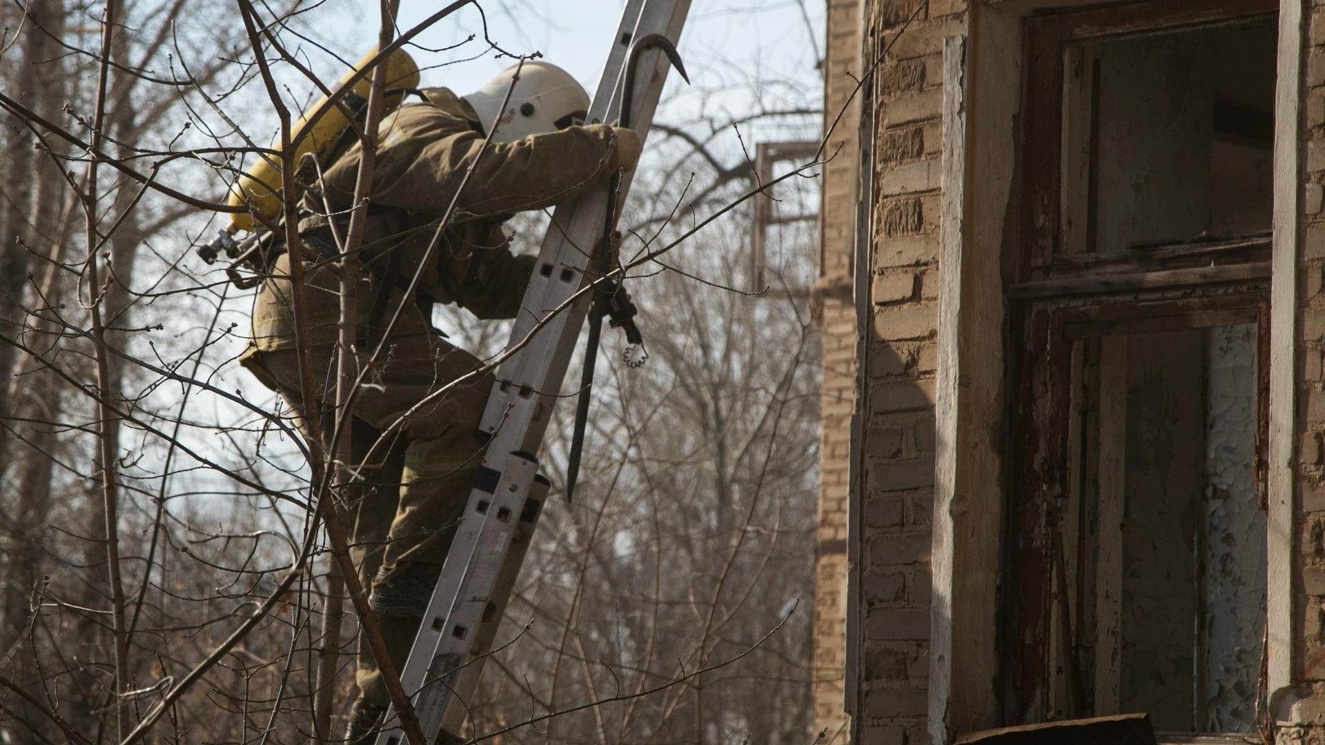 Сотрудники МЧС спасли 20 человек из пожаре в Уссурийске