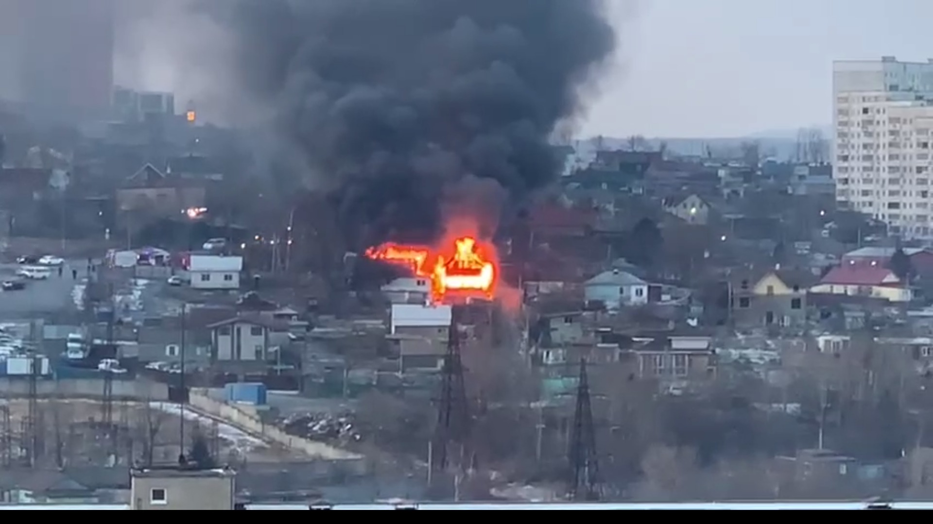 Мощный пожар пылает во Владивостоке — пламя перекинулось на соседнее здание
