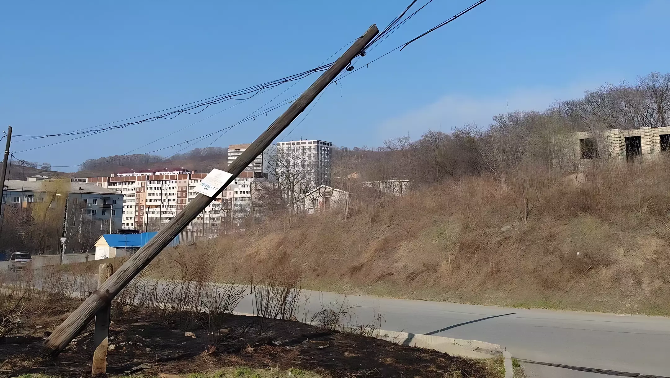 Электростолб опасно накренился над автодорогой в Приморском крае