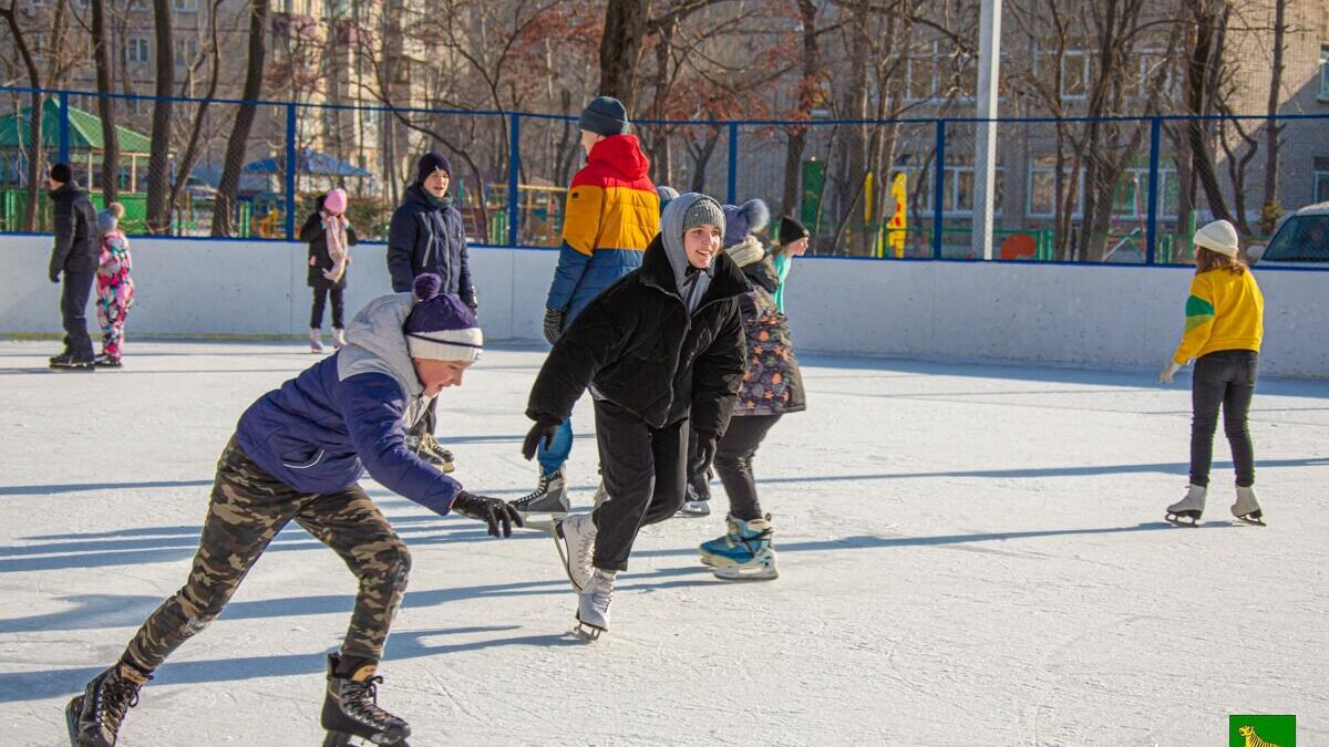 Во Владивостоке начали заливать катки и хоккейные коробки