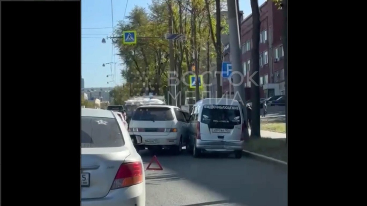 «Дедушка на костылях»: ДТП с машиной инвалида случилось во Владивостоке