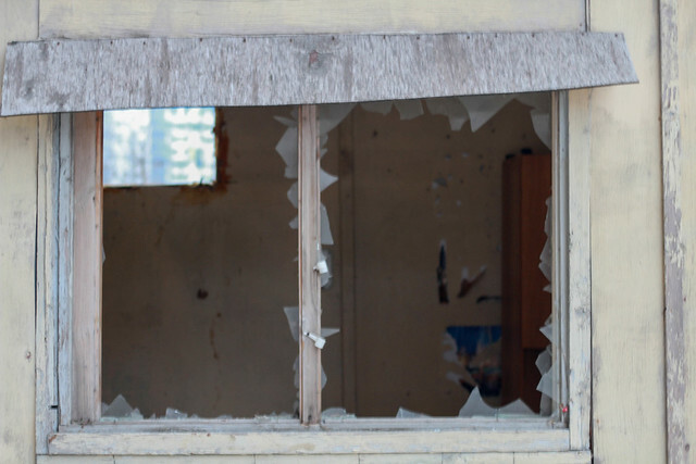 Женщина выпала из окна многоквартирного дома в Приморье