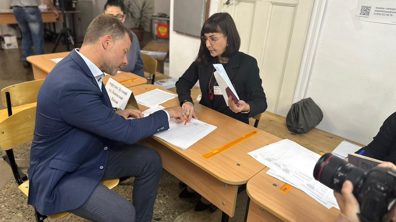 Антон Волошко и Татьяна Гладких проголосовали на первом именном участке в Приморье