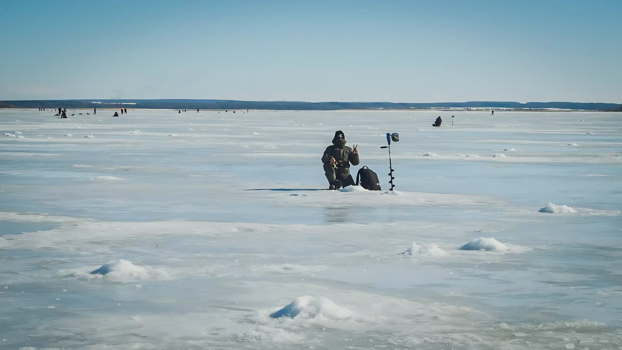 Весна на дворе, а рыбаки всё ещё топят свои автомобили подо льдом в Приморье