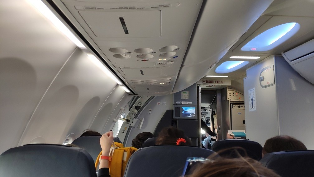 Чуть не выкинул из самолёта: пассажир рейса Москва-Владивосток привёл всех в ярость