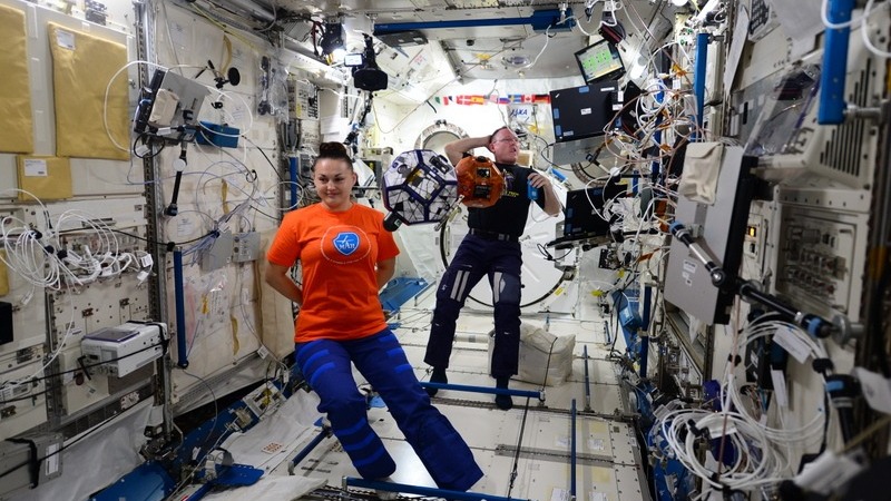 Елена Серова с членом экипажа на МКС