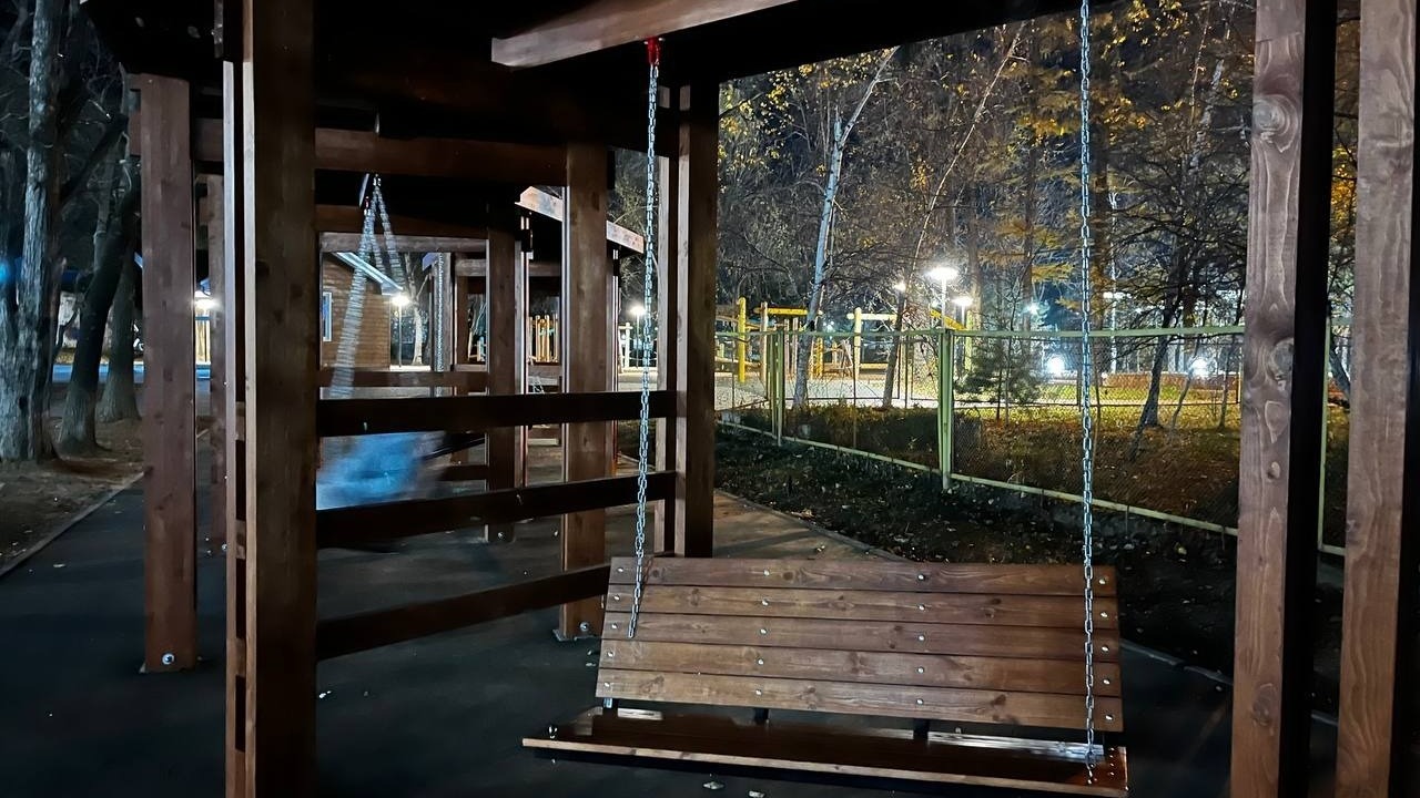 Ломать не строить: подростки-вандалы «истязают» городской парк Артёма