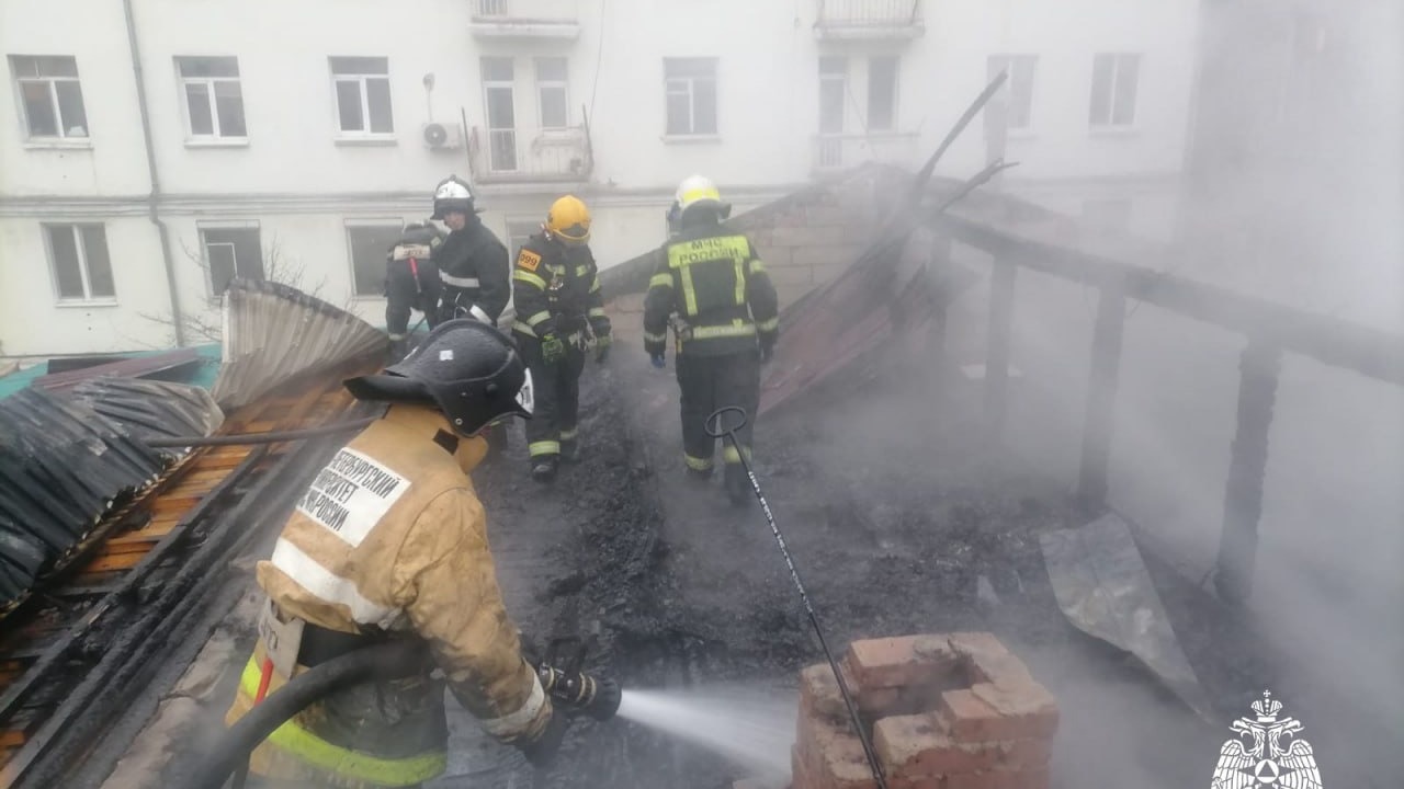 Пожар случился в здании гостиницы в центре Владивостока