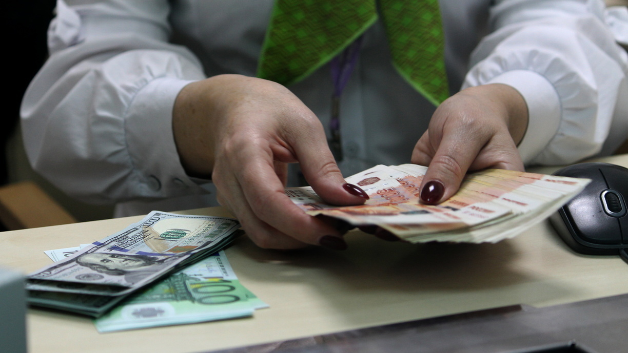 Пенсионеры и военнослужащие в Приморье начали получать по 10 и 15 тысяч рублей
