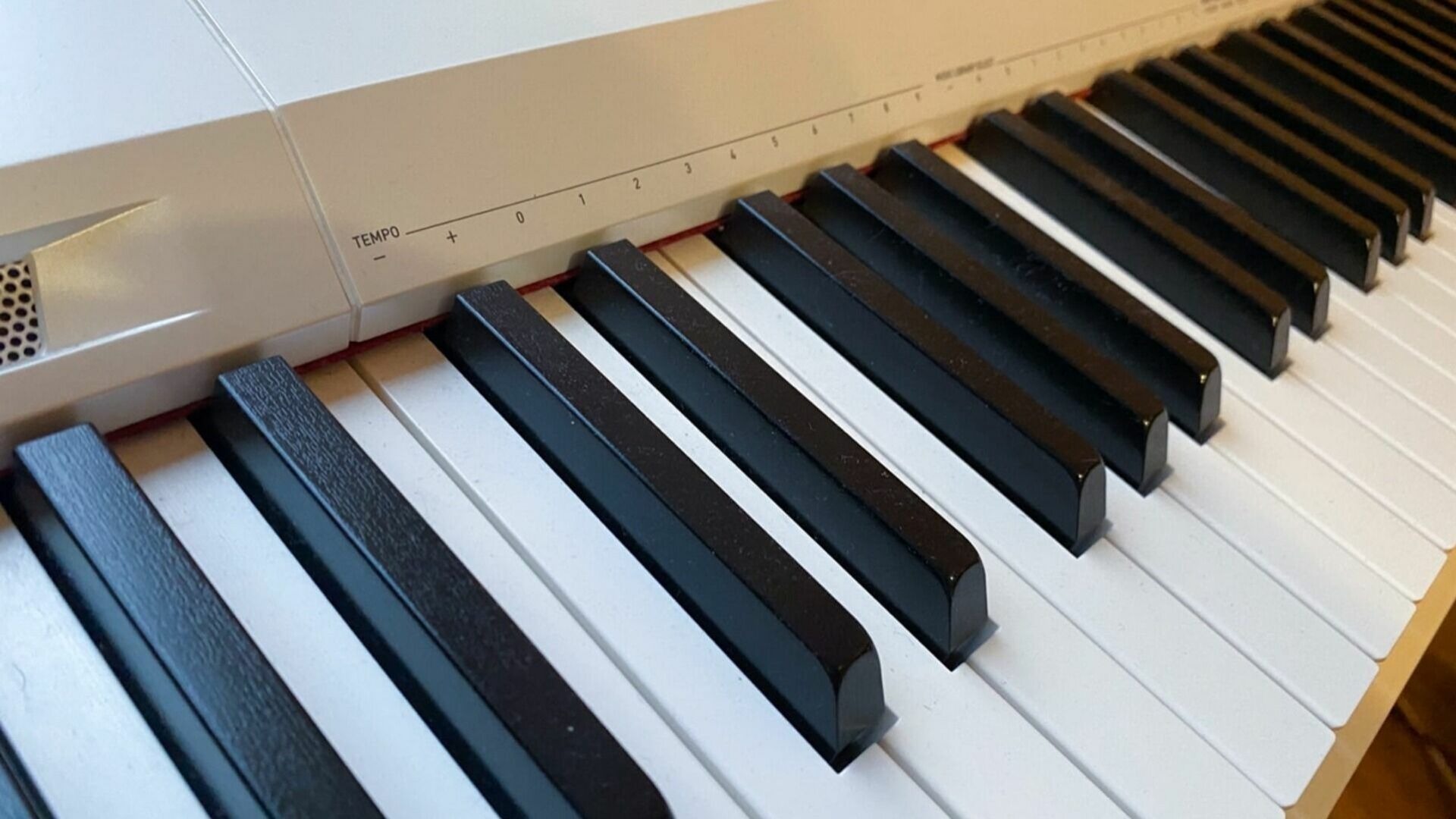 Уже пятое: новое жёлтое пианино уничтожили на Русском острове