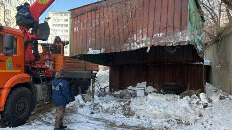 Металл устал: самовольные гаражи демонтируют во Владивостоке