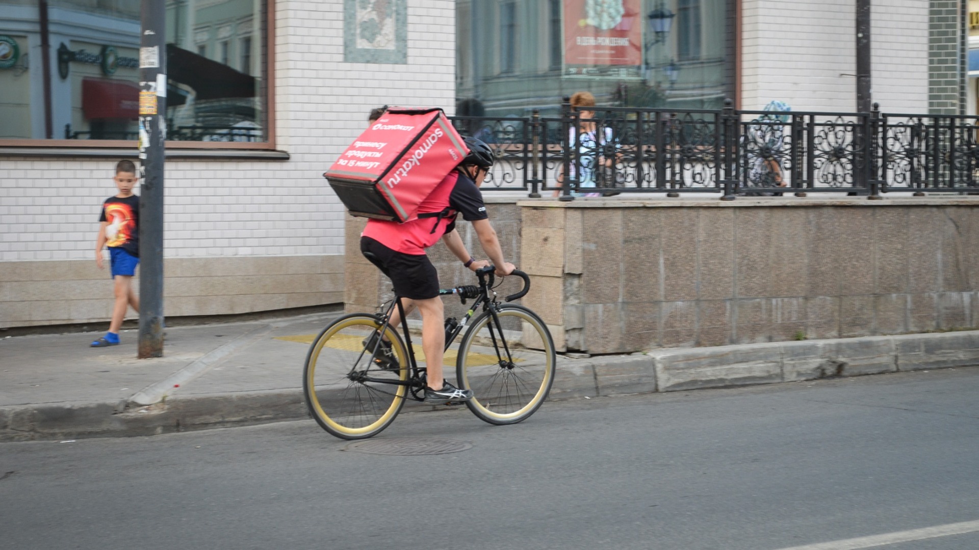 «Человек с желтой коробкой»: кто носит еду в Приморье и зачем он этим занимается