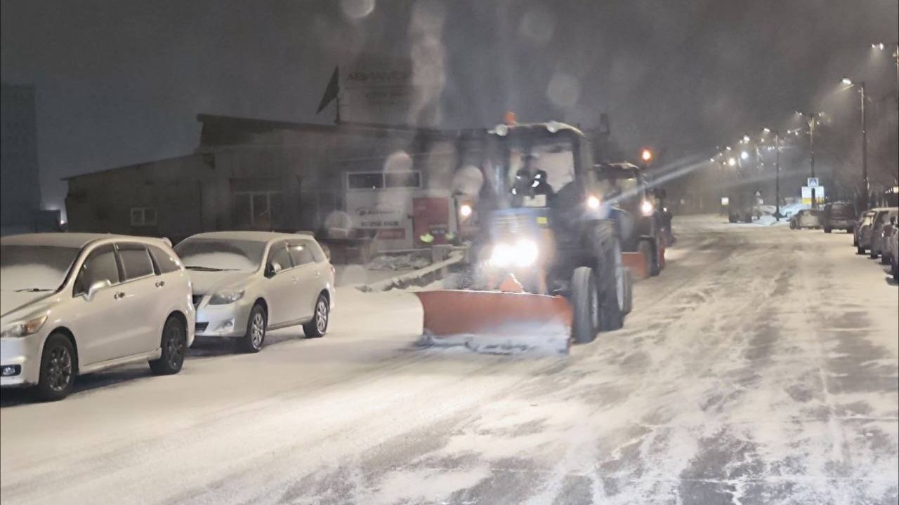 Начали в 4 утра: зимняя обработка дорог Владивостока идет полным ходом