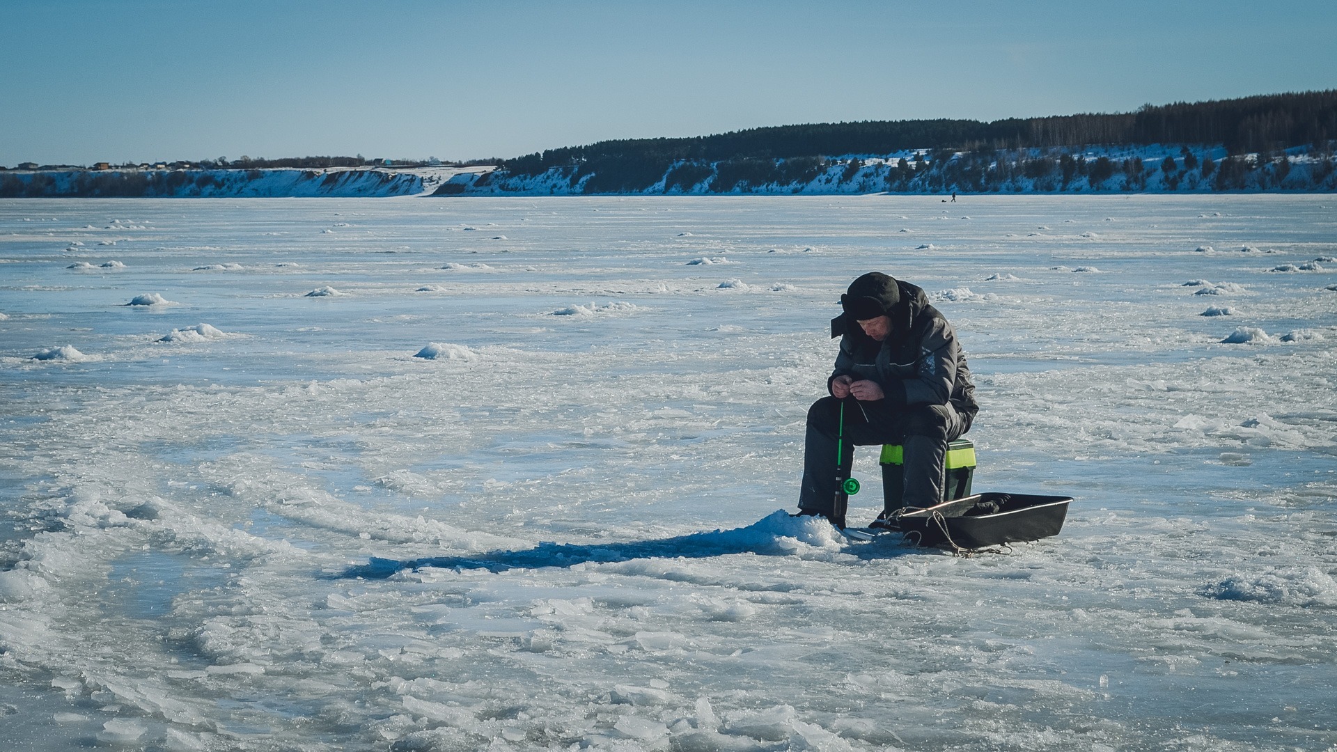 Спасатели предостерегают жителей Приморья от необдуманной зимней рыбалки