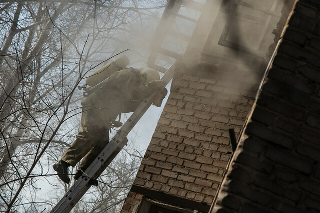 Балкон сгорел в одном из домов Владивостока