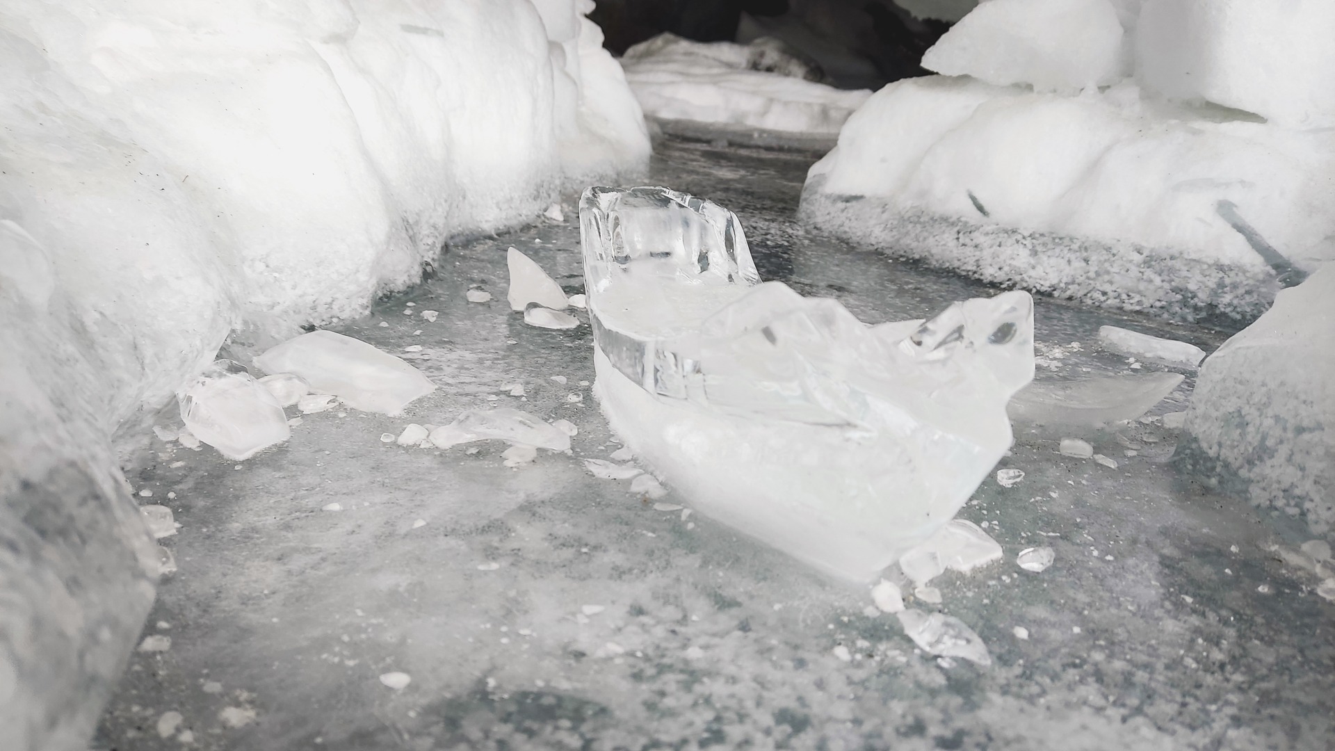 Выяснилась причина образования ледяного фонтана из водонапорной башни в Приморье