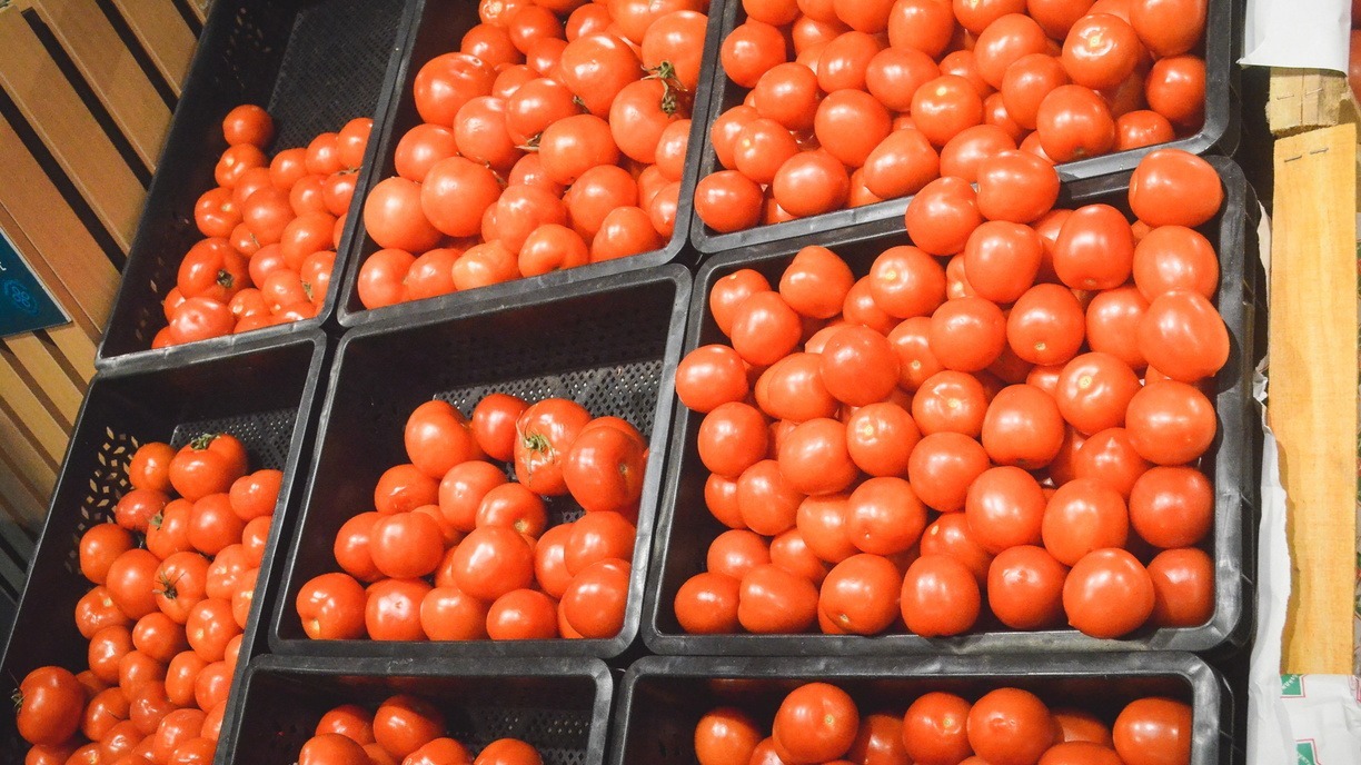 Золотые помидоры: жители Владивостока обомлели от баснословных цен в магазине