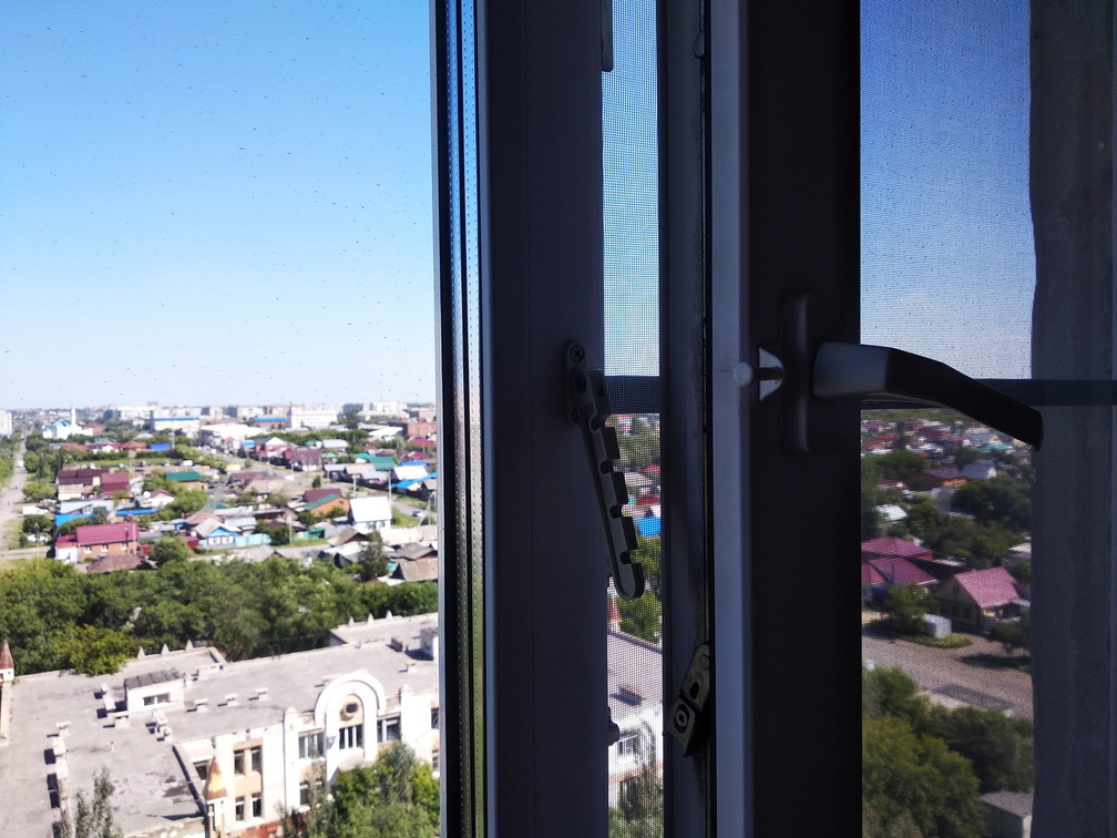 Пятилетний мальчик выпал из окна третьего этажа в Приморье