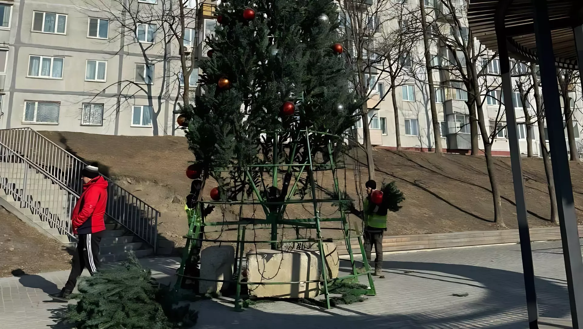 В скверах и парках Владивостока убирают елки и новогодние украшения