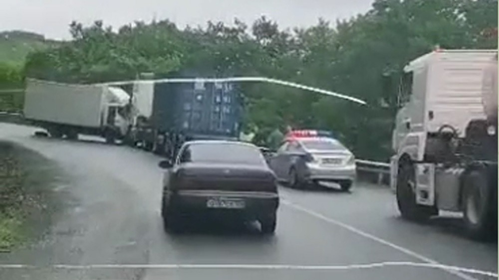 Лобовое: два грузовика заблокировали движение на трассе в Приморье — видео