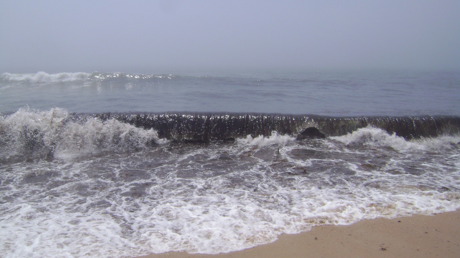 На популярном пляже Приморского края разыгрался шторм