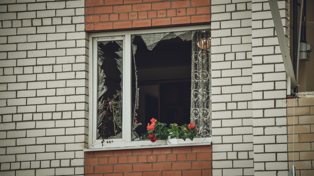 Вылетели окна: взрыв прогремел в одном из жилых домов Приморья