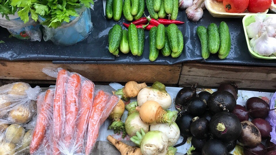 Жители Владивостока заполонили рынки — запасаются местными овощами