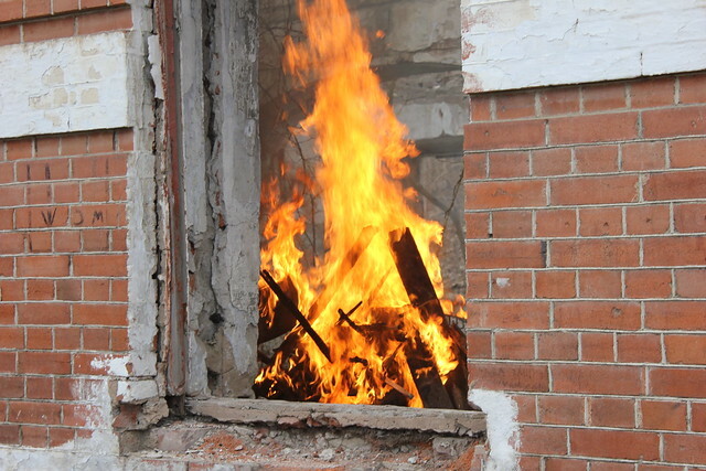 Все квартиры сейчас зальют: видео серьёзного пожара во Владивостоке попало в Сеть