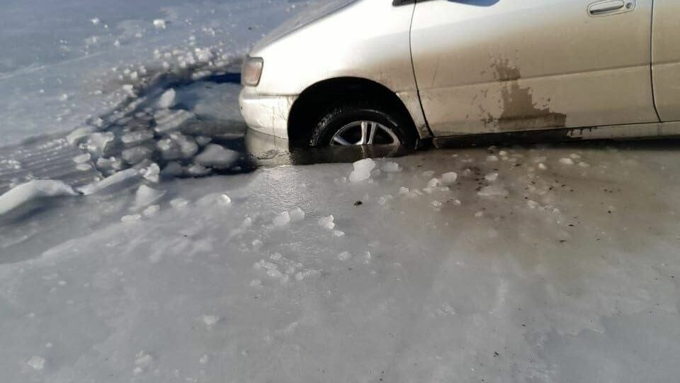 Ледяной плен: очередной рыбацкий авто "ушел" под воду в Приморье