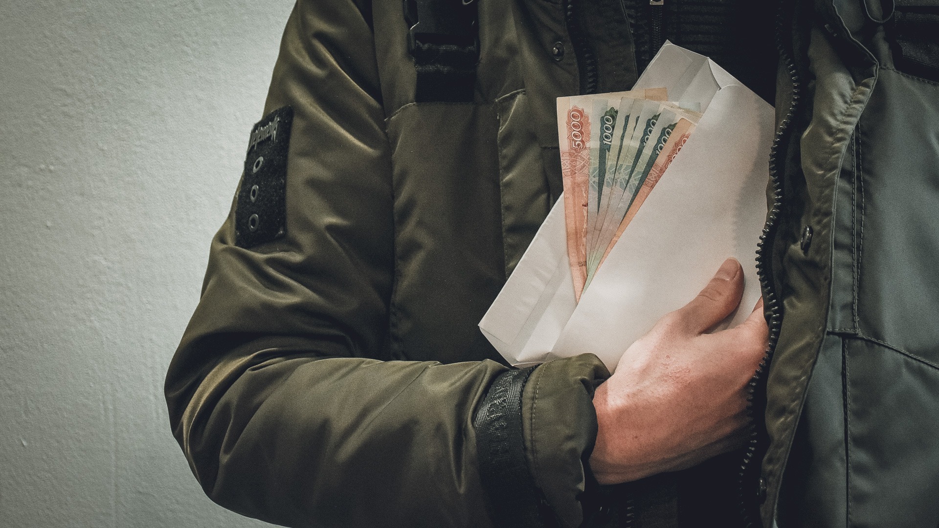 «Возьмём на проверку»: пенсионерка передала мошенникам 110 тысяч рублей в Приморье