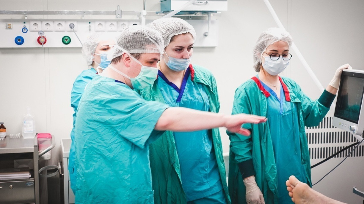 Не могла пошевелить рукой: сложную операцию провели пациентке из Владивостока