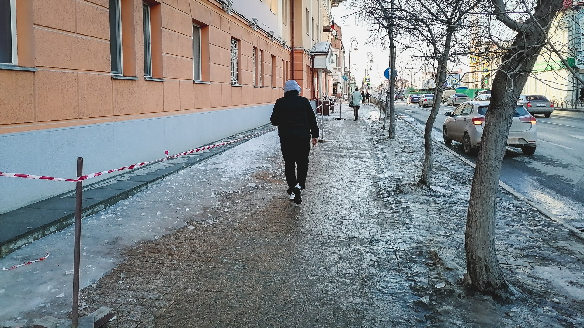 Аварийные бригады устраняют крупные течи на одной из улиц Владивостока