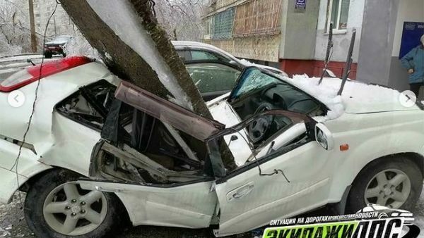 Выбежал за минуту: бетонная плита раздробила машину во Владивостоке