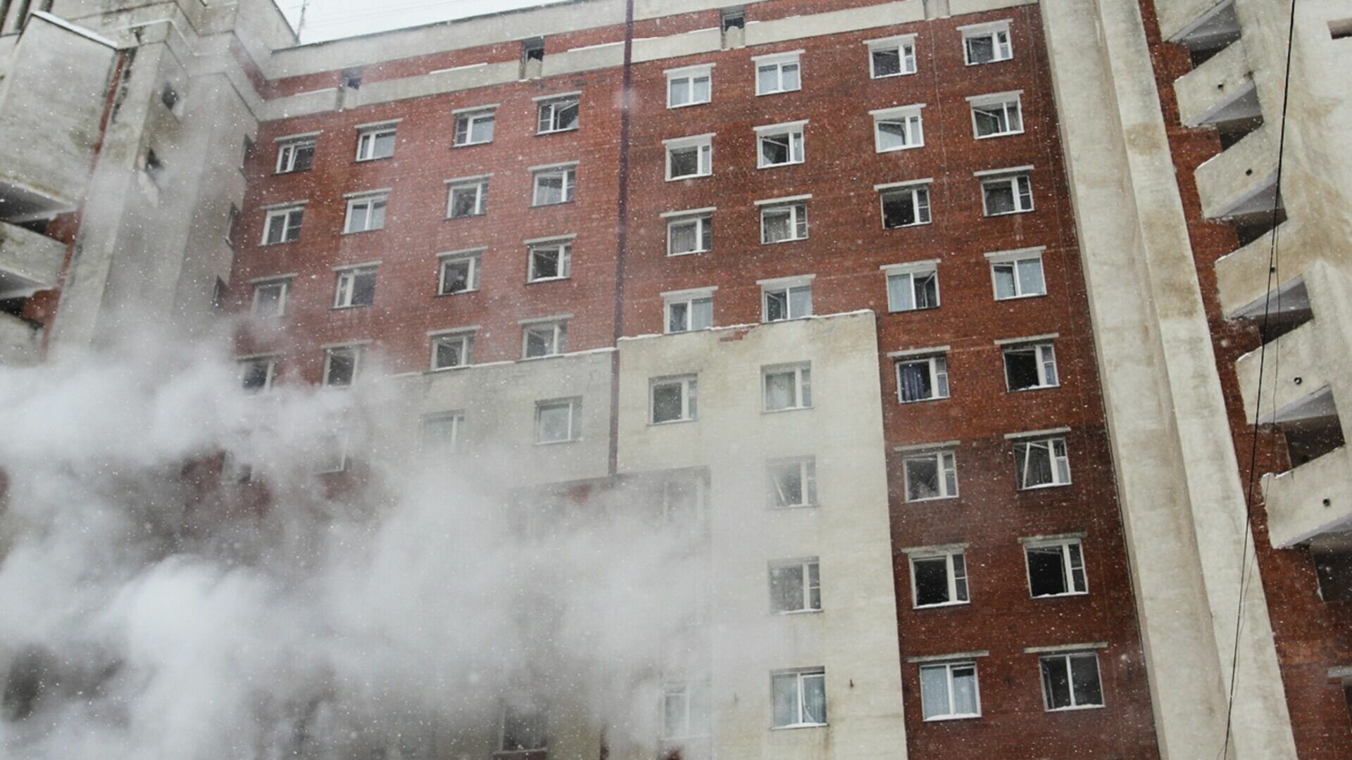 15 человек не смогли покинуть горящий дом самостоятельно в Приморье