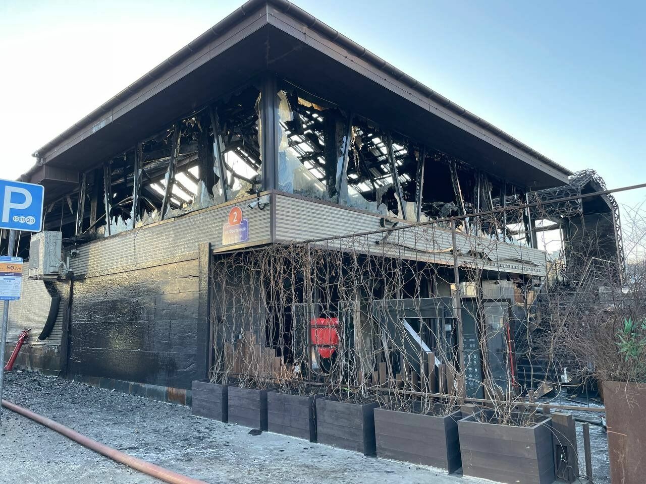 Здание ресторана на утро после пожара