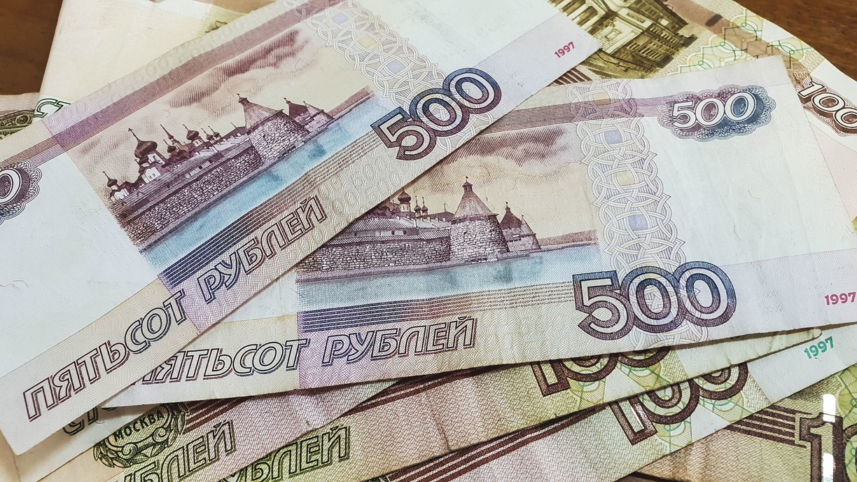 Рубль поднялся по отношению к доллару и продолжает расти