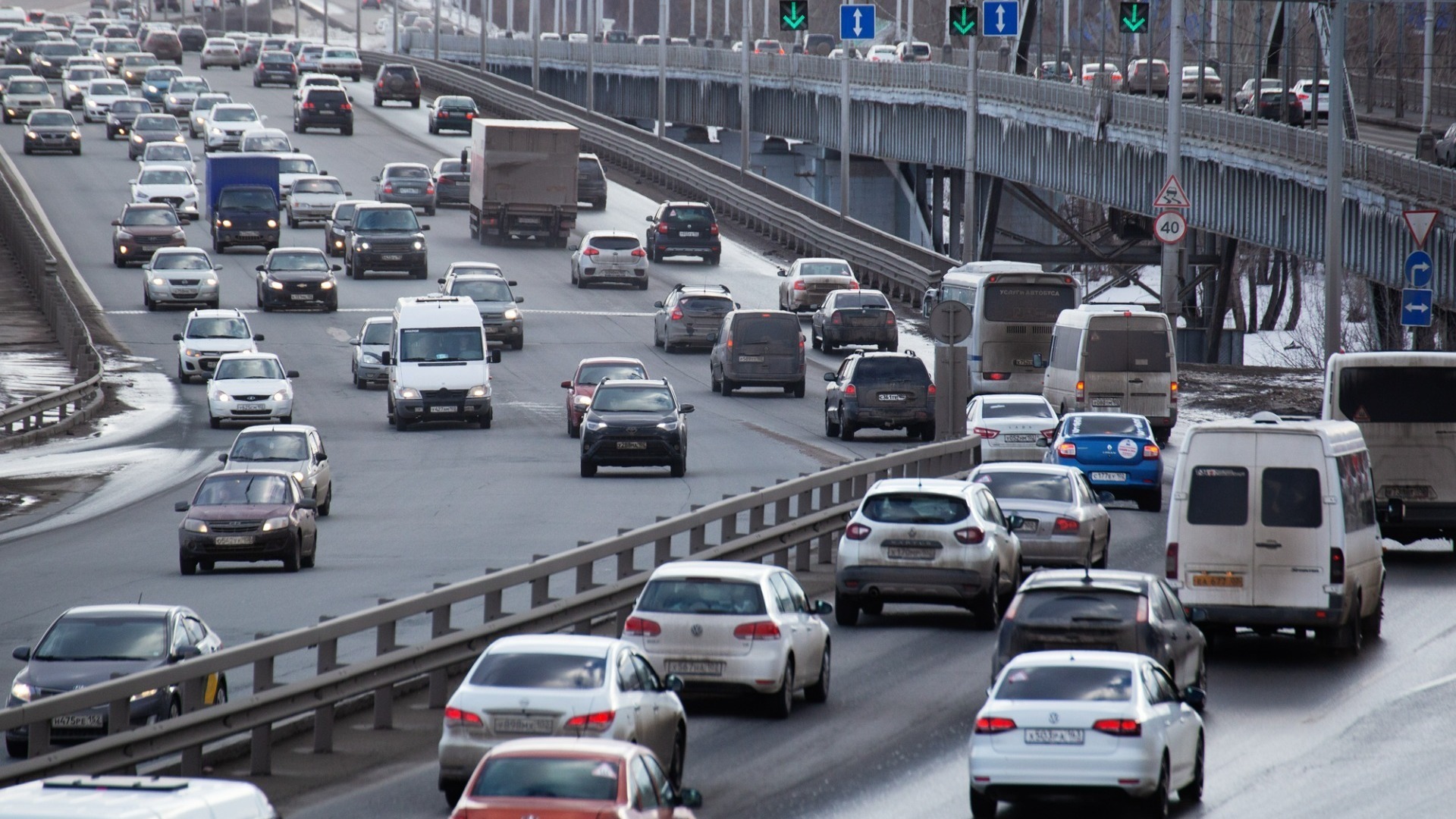 Движение на мосту встало из-за аварии с фурой во Владивостоке