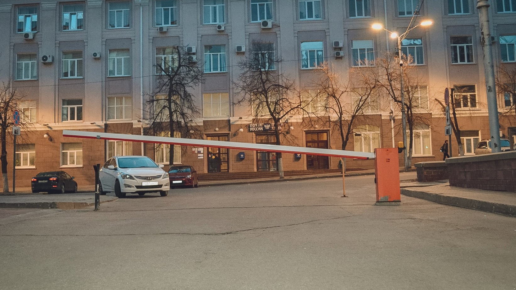 Во Владивостоке полиция ищет мужчину, повредившего шлагбаум