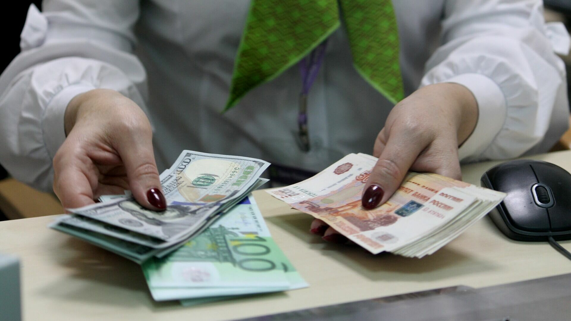 Бессмысленно что-либо пытаться: экономисты Приморья сказали что будет с валютой в мае