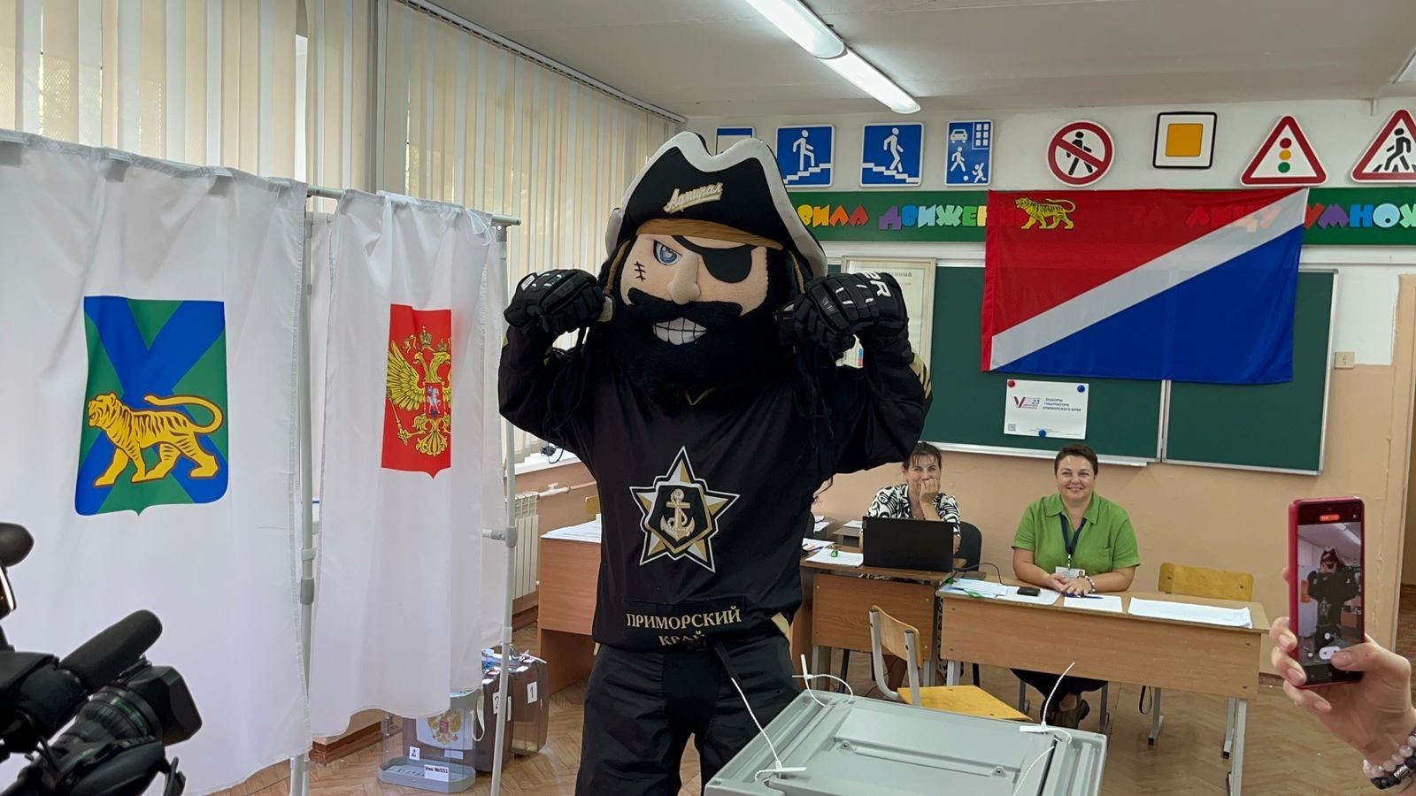 Талисман ХК «Адмирал» проголосовал на выборах губернатора Приморья