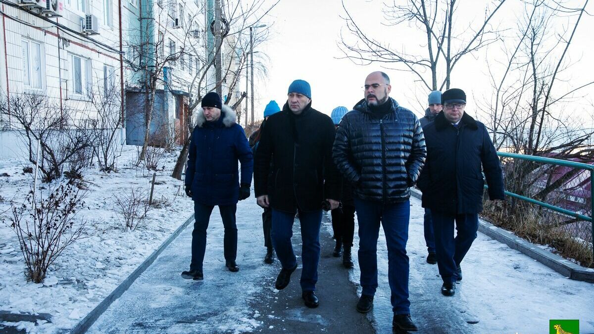 Администрация Владивостока ведёт борьбу с гололедицей и нерадивыми УК