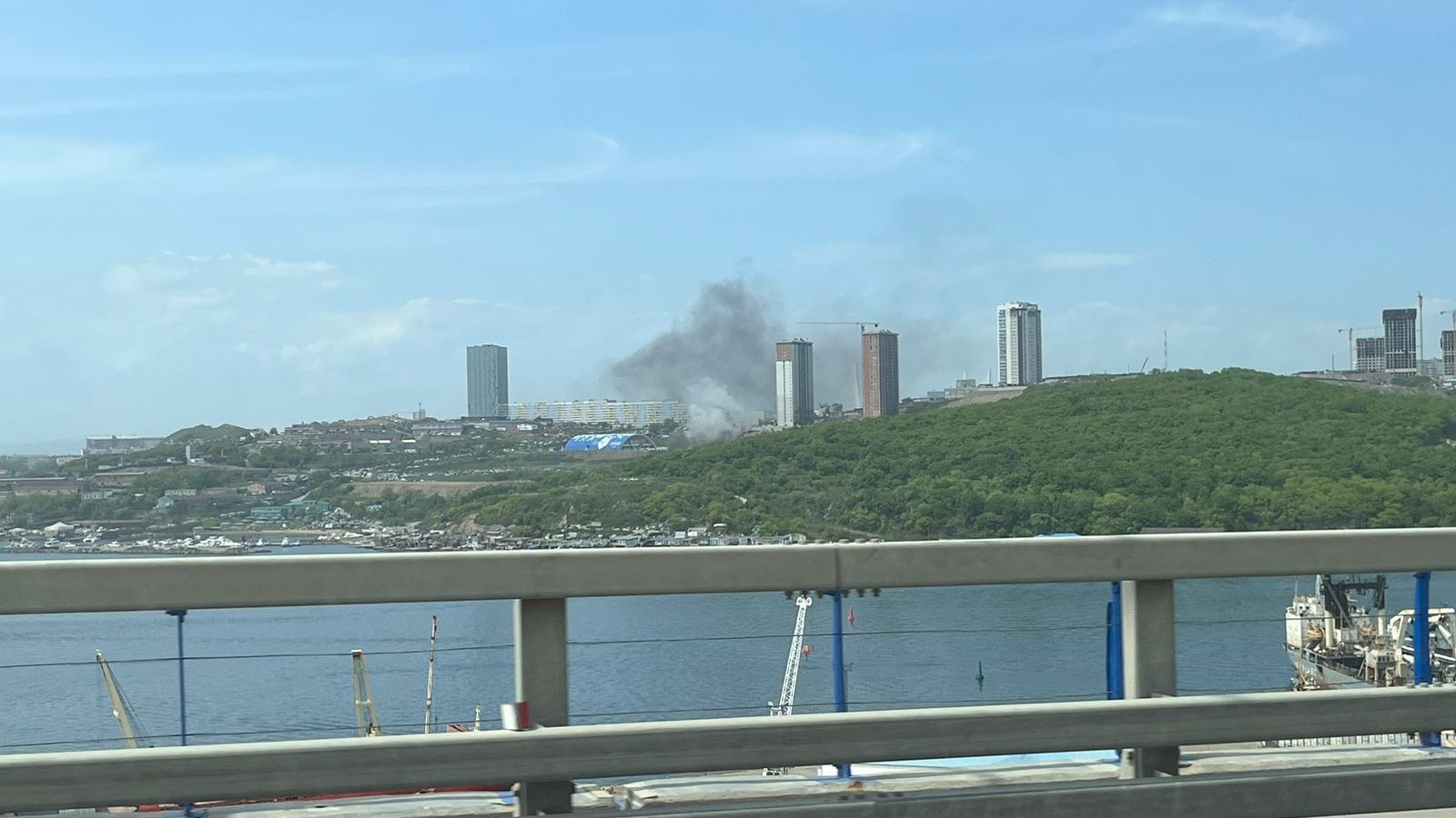 Пожар разразился у строящегося ЖК во Владивостоке — видео