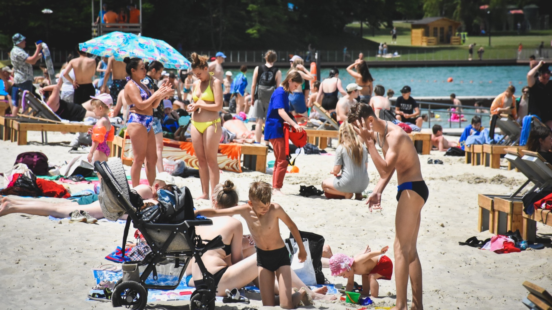 «С первыми лучами солнца»: на пляже Приморья собирается множество отдыхающих — видео