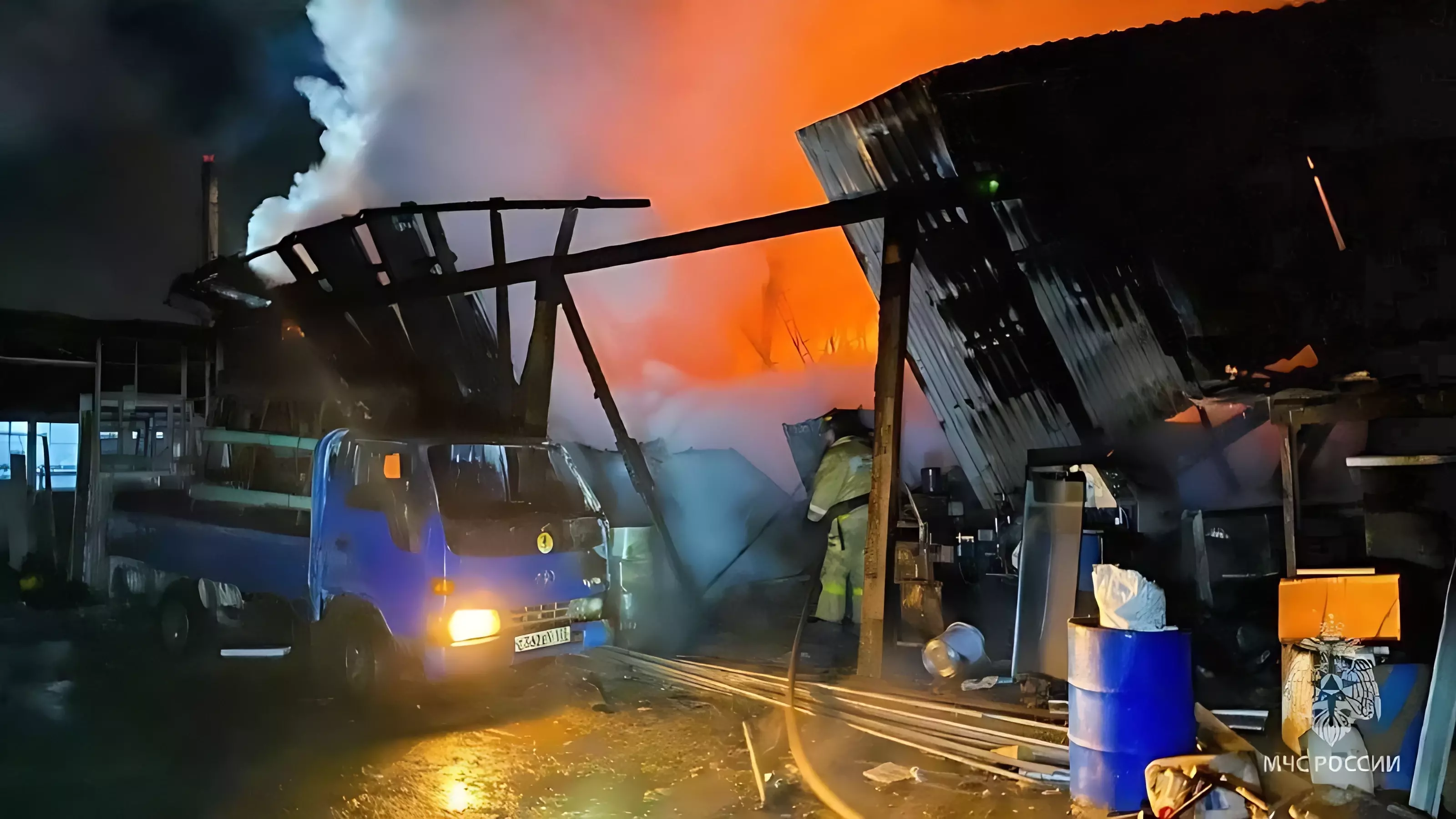 Пожар на Фанзаводе: 36 спасателей МЧС отбивали от огня цех во Владивостоке