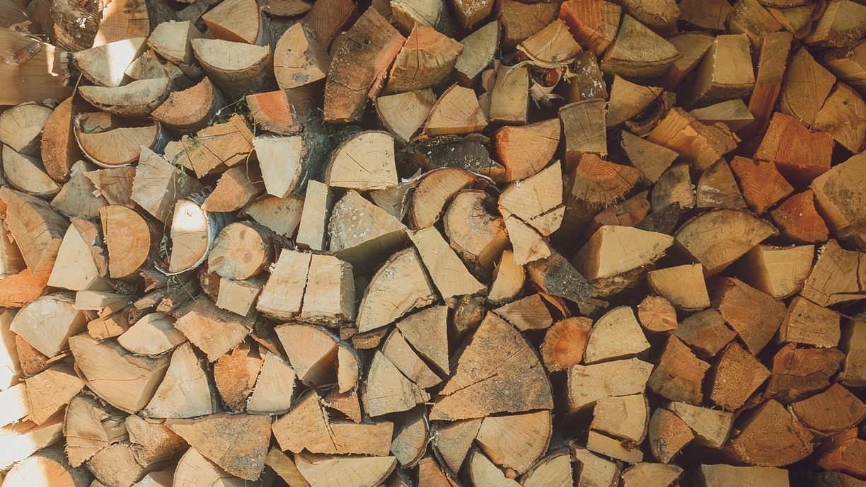 Поручил Олег Кожемяко: партии дров доставляют в пострадавшие от ЧС населенные пункты