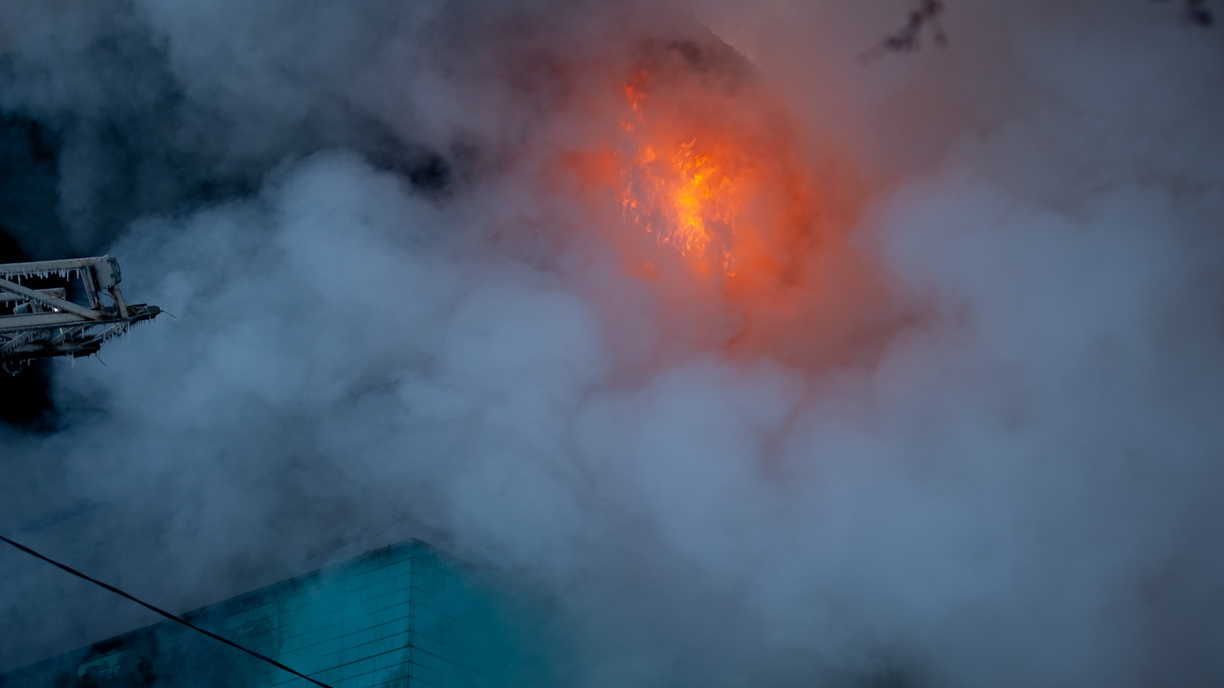 «Увидели столб дыма и позвонили спасателям»: подробности серьёзного пожара в Приморье
